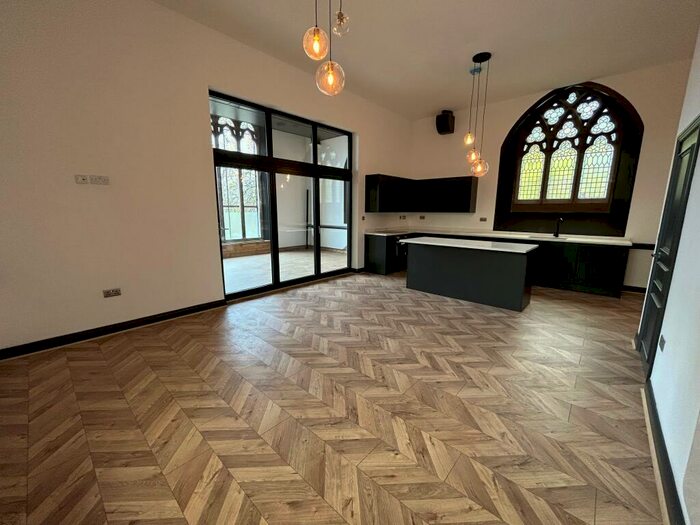 2 Bedroom Apartment To Rent In Grove Manor, L15