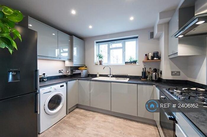 2 Bedroom Flat To Rent In Lavenham Court, London, SW11