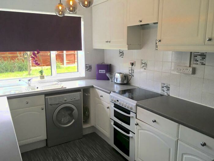 2 Bedroom Flat To Rent In The Cedars, Dunstable, LU6