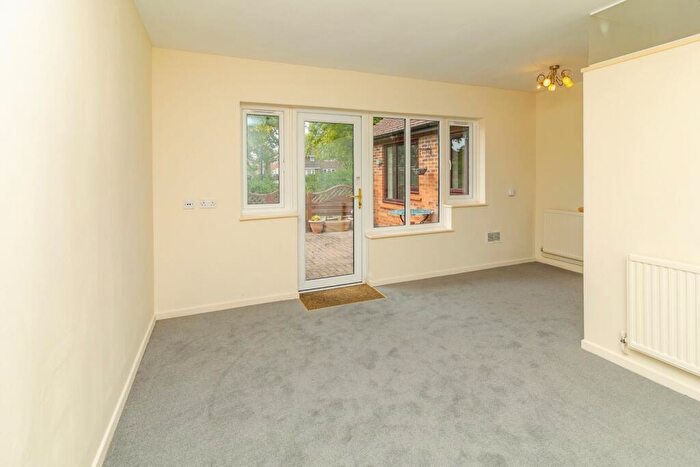 2 Bedroom Bungalow For Sale In Knowles Green, Bletchley, Milton Keynes, Buckinghamshire, MK2