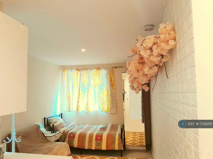 Studio To Rent In London, London, NW9