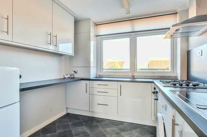 2 Bedroom Maisonette Flat To Rent In White Thorns Drive, Sheffield, S8