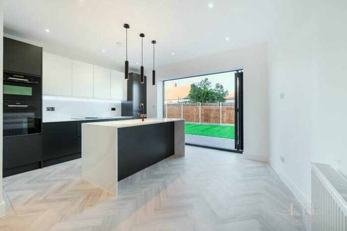 4 Bedroom End Of Terrace House To Rent In Belgrave Avenue, Gidea Park, RM2