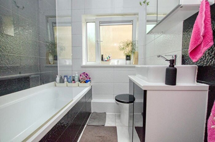 2 Bedroom Flat For Sale In Malwood Avenue, Southampton, Hampshire, SO16