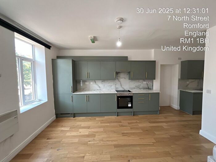 3 Bedroom Flat To Rent In North Street, London, RM1