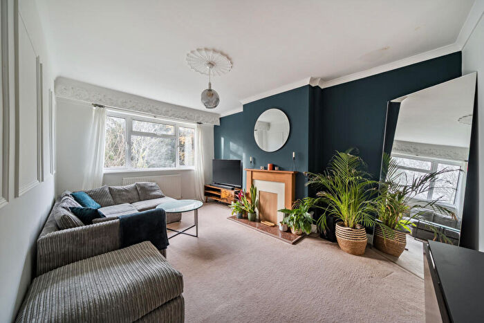2 Bedroom Maisonette For Sale In Meadowview Road, London, SE6