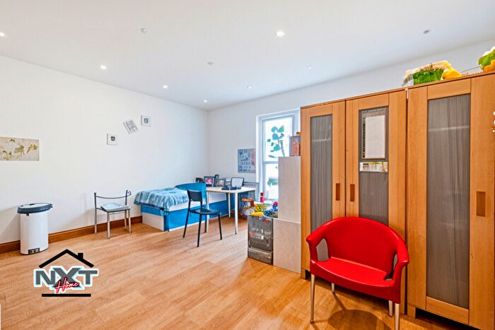 1 Bedroom Flat For Sale In Poplar High Street, London, E14