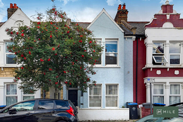 3 Bedroom Apartment To Rent In Glengall Road, , London, NW6