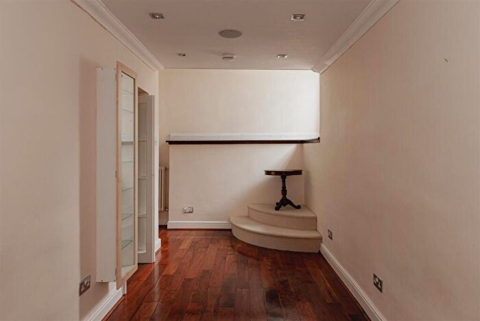 4 Bedroom House To Rent In Wray Park Road, Reigate, RH2