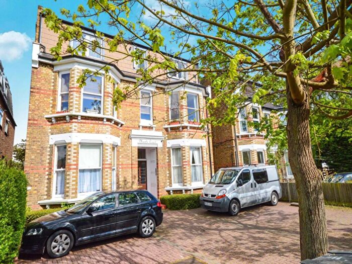 1 Bedroom Flat For Sale In Flat Maple Court The Avenue, Surbiton, Surrey, KT5