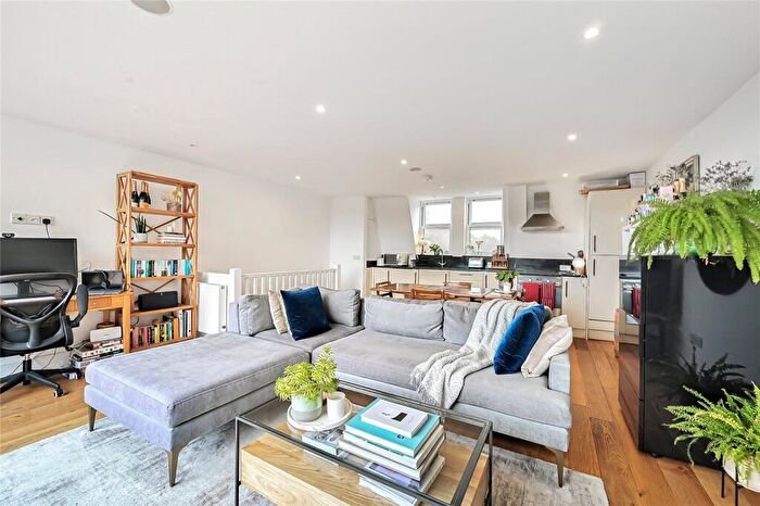 2 Bedroom Flat For Sale In Culvert Road, Battersea Park, SW11