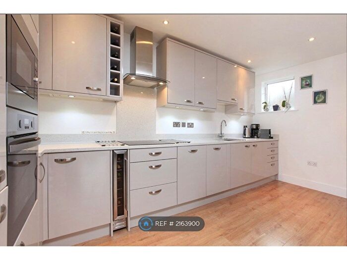 2 Bedroom Flat To Rent In Garratt Lane, London, SW18