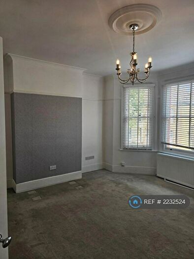 2 Bedroom Flat To Rent In St. Helens Road, Westcliff-On-Sea, SS0