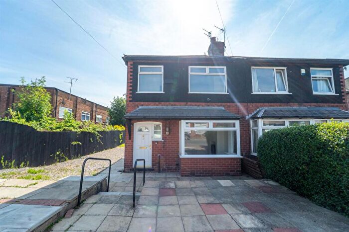 3 Bedroom Semi Detached House For Sale In St. Georges Crescent, Worsley, Manchester, M28