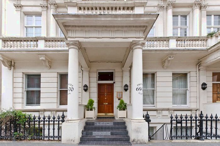 2 Bedroom Flat To Rent In Princes Gate, South Kensington, Hyde Park, London, SW7