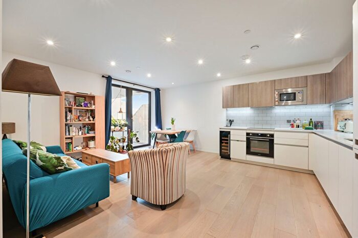 2 Bedroom Flat To Rent In Clapham Place, Clapham Road, London, SW9