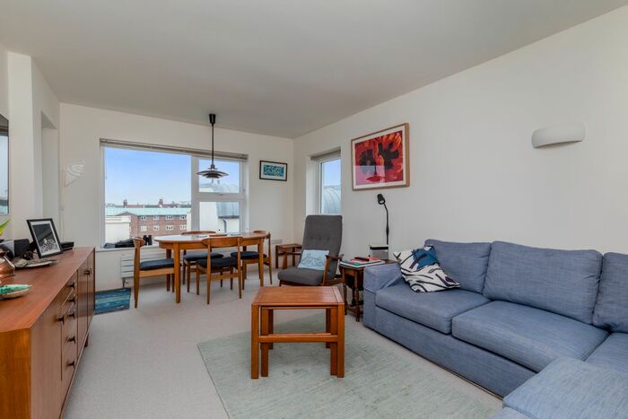 2 Bedroom Flat To Rent In Bristol Gardens, Brighton, BN2