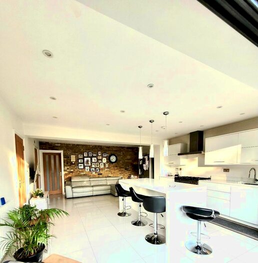 3 Bedroom End Of Terrace House To Rent In The Lowe, Chigwell IG7