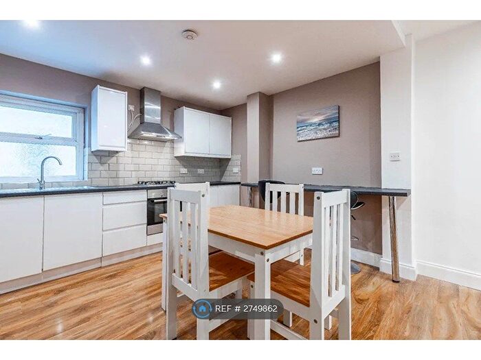 2 Bedroom Flat To Rent In Goodrich Road, London, SE22