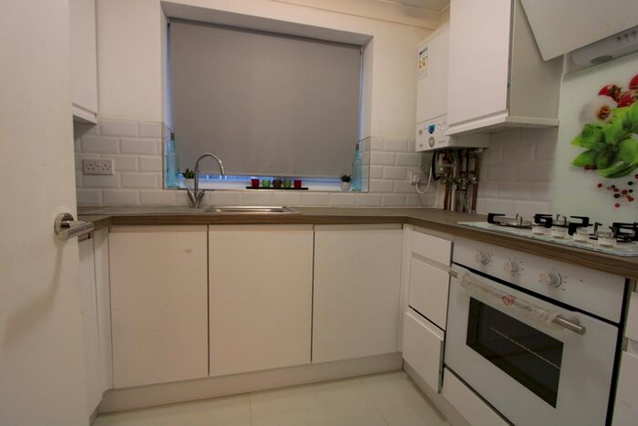 4 Bedroom Flat To Rent In Freshwater, Tooting, SW17