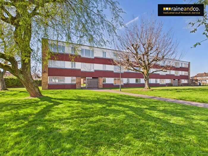 3 Bedroom Flat For Sale In Fayerfield, Potters Bar, EN6