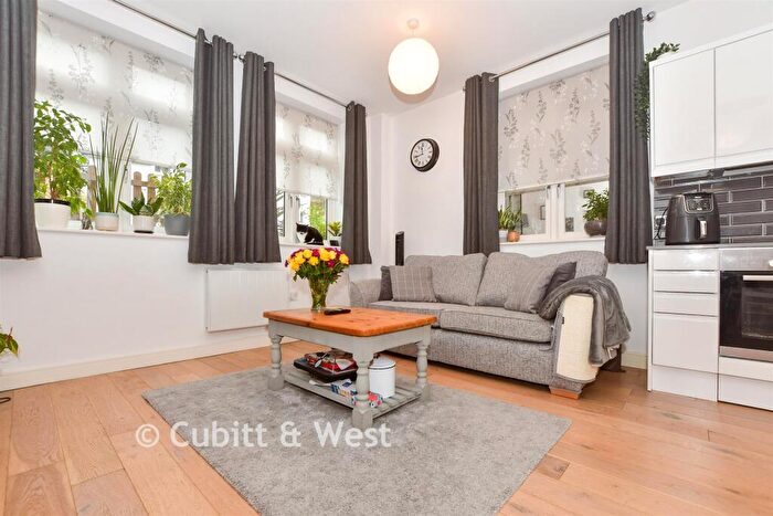 2 Bedroom Flat For Sale In Bell Street, Reigate, Surrey, RH2