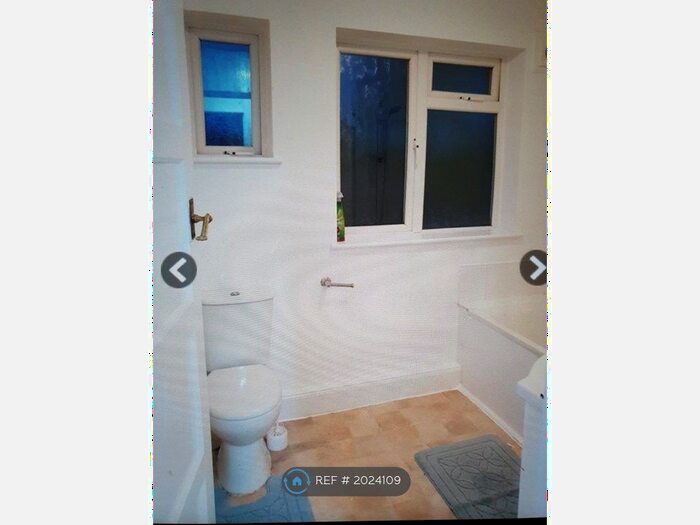 2 Bedroom Flat To Rent In The Ridgeway, Stanmore, HA7