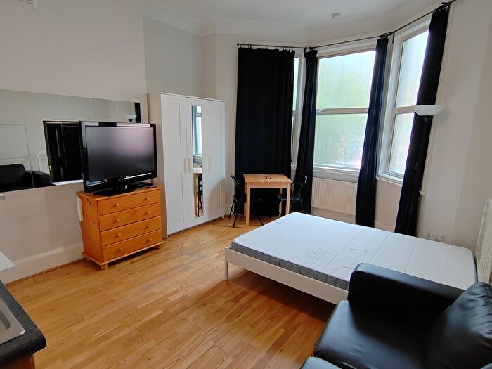 Studio To Rent In Brondesbury Park, Willesden Green, NW2
