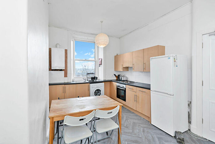 3 Bedroom Flat To Rent In L South Oxford Street, Edinburgh, EH8