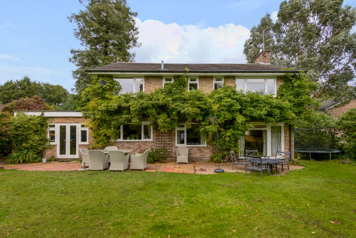 4 Bedroom Detached House To Rent In Beechwood Close, Weybridge, KT13