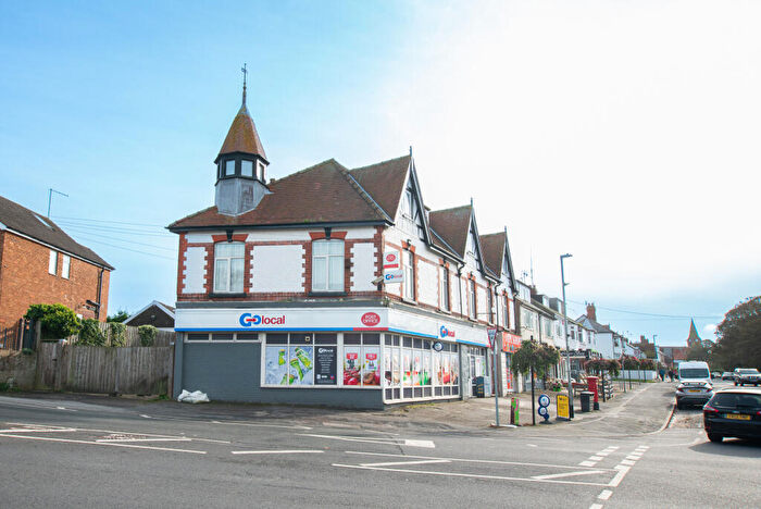 2 Bedroom Flat To Rent In Flat, Cliff Road, HU18