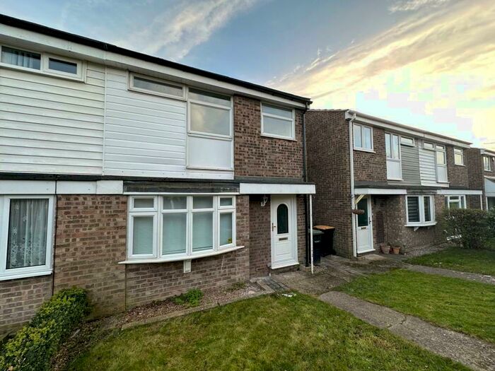 3 Bedroom Semi-Detached House To Rent In Lincroft, Oakley, MK43