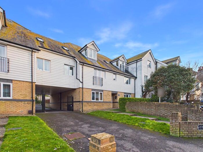 2 Bedroom Flat For Sale In Percy Avenue, Broadstairs, CT10