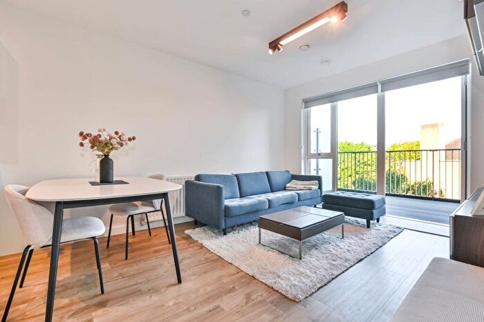 2 Bedroom Flat For Sale In Louis Close, Holloway, N7