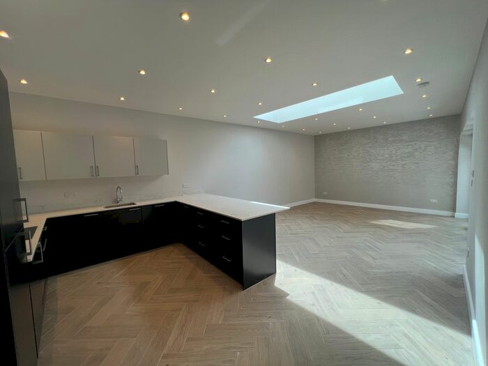 3 Bedroom Flat To Rent In Hornsey Road, London, N7