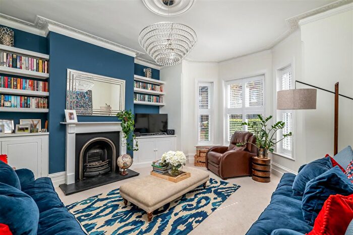 5 Bedroom Semi-Detached House For Sale In Castle Road, Bedford, MK40