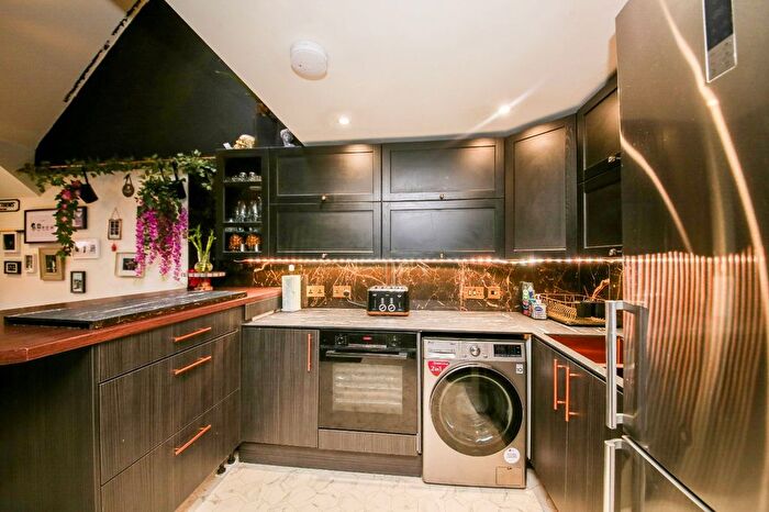 2 Bedroom Flat For Sale In Standishgate, Wigan, WN1