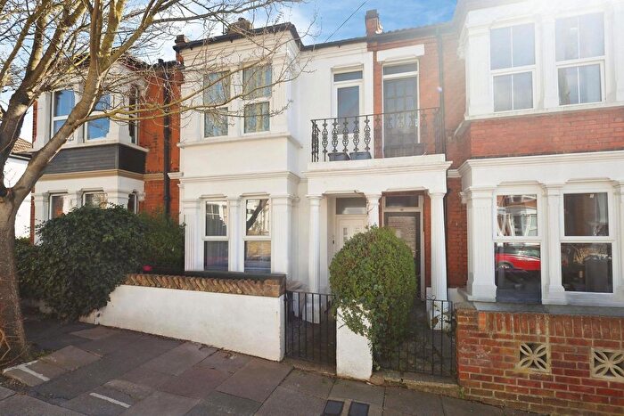 2 Bedroom Flat For Sale In Retreat Road, Westcliff-On-Sea, SS0