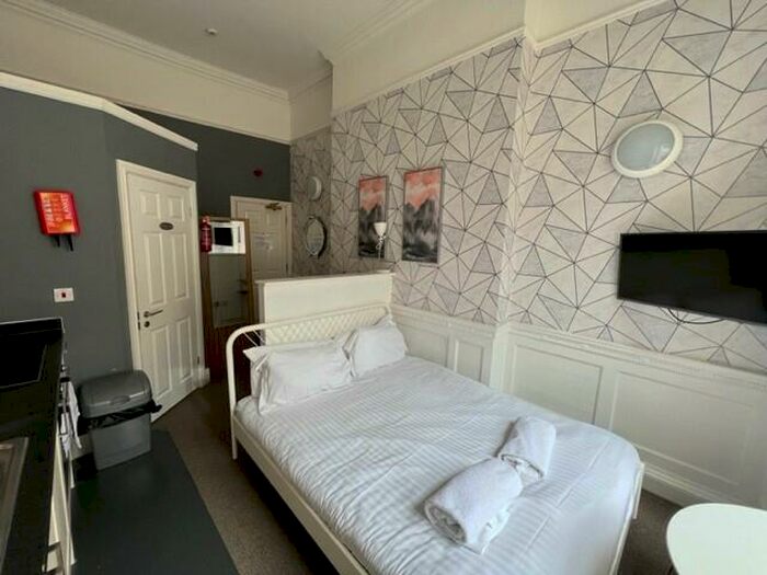 Studio To Rent In Berkeley Square, Bristol, BS8 - Photo 2