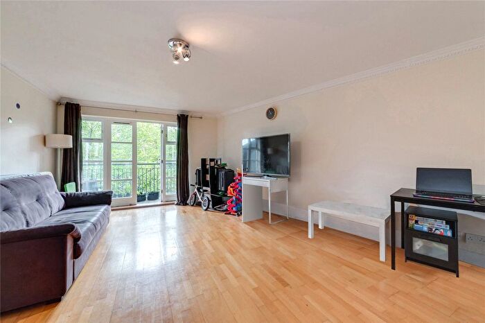 2 Bedroom Flat To Rent In Imperial House, Victory Place, E14