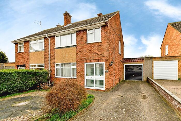 3 Bedroom Semi Detached House For Sale In Wellingham Avenue, Hitchin, SG5