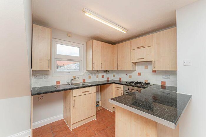 2 Bedroom Flat For Sale In Ellenborough Road, London, N22