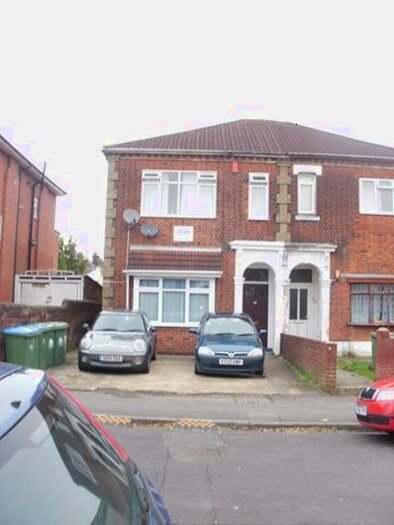5 Bedroom Semi-Detached House To Rent In Alma Road, Portswood, Southampton, SO14