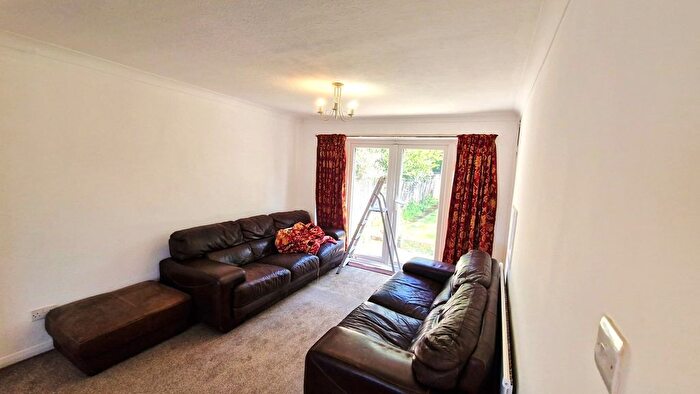 3 Bedroom Semi-Detached House To Rent In Fairmead Close, Hounslow, TW5