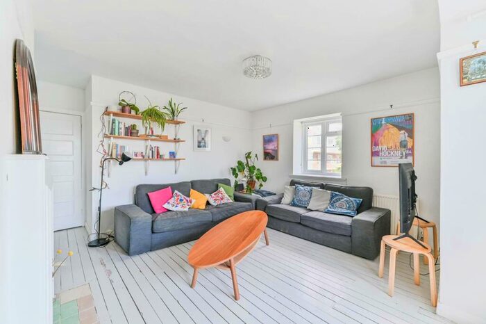 3 Bedroom Flat To Rent In The Woodlands, Upper Norwood, London, SE19