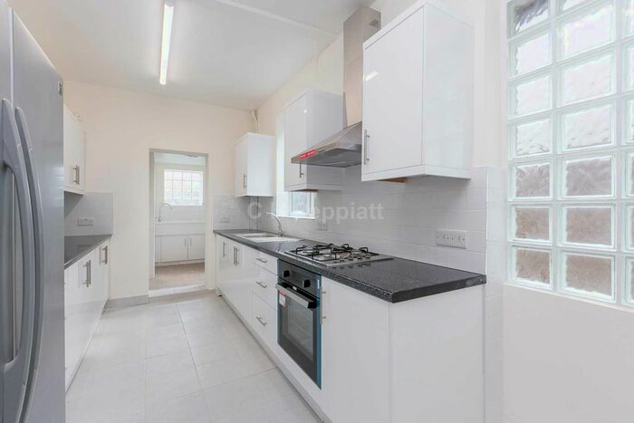 4 Bedroom Semi-Detached House To Rent In Alexandra Grove, North Finchley, N12