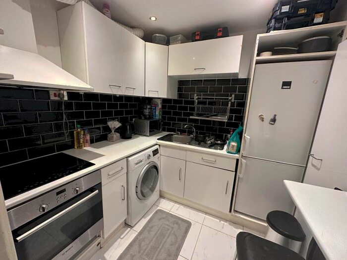 Flat To Rent In St Augustines Avenue, South Croydon, CR2