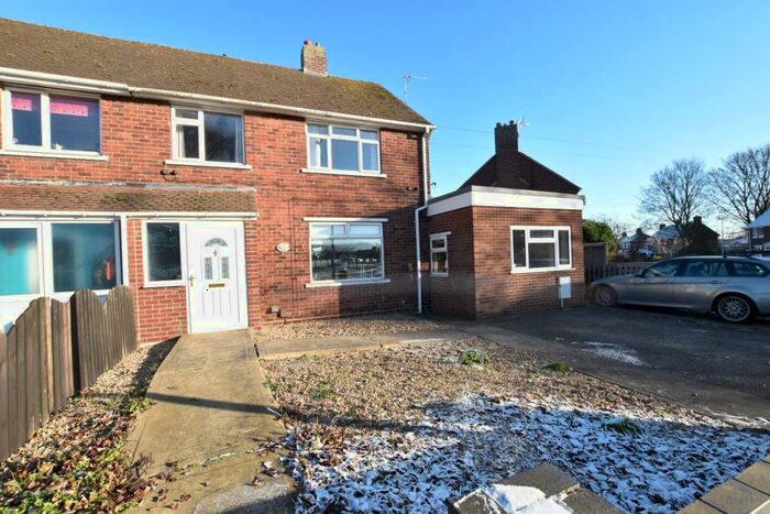 4 Bedroom Semi-Detached House To Rent In Lincoln Gardens, Scunthorpe, DN16