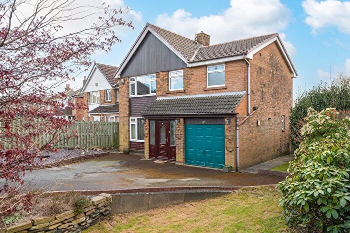 4 Bedroom Detached House For Sale In Roman Avenue, Huddersfield, HD3