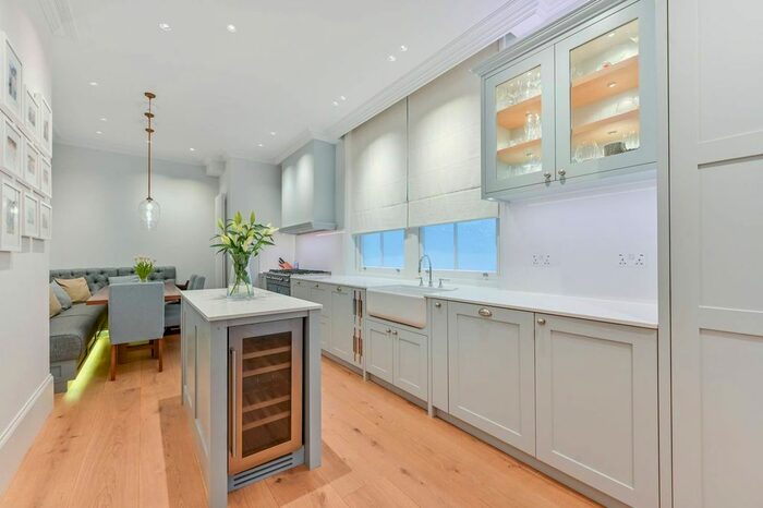 4 Bedroom Flat To Rent In Barkston Gardens, South Kensington, London, SW5